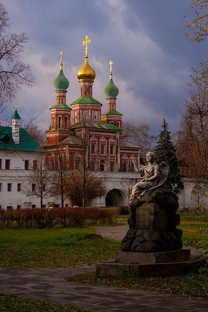 https://mdw-travel-data-us-east-1.s3.amazonaws.com/img/country/Russia/Novodevichy-Convent/img_02.jpg