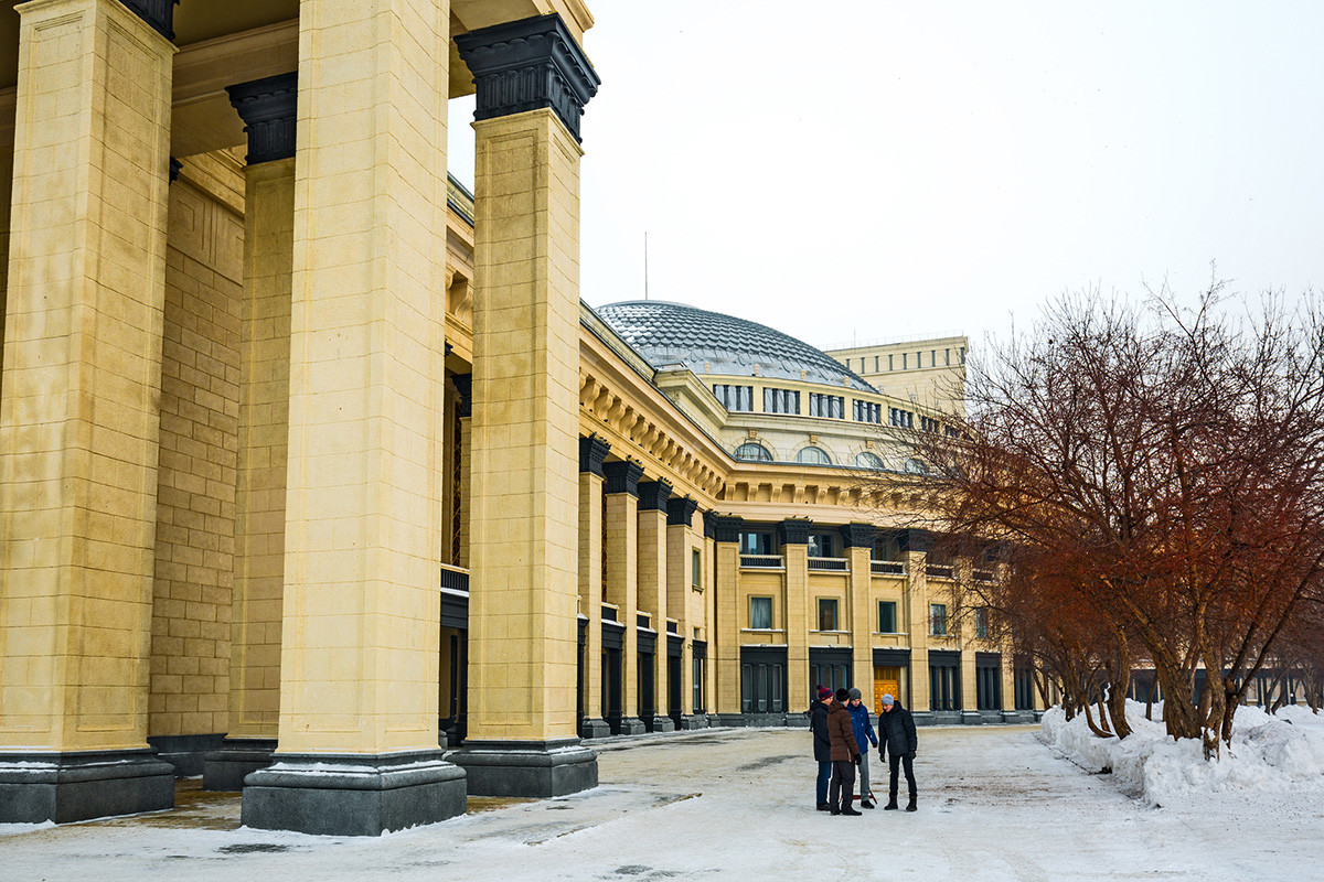 https://mdw-travel-data-us-east-1.s3.amazonaws.com/img/country/Russia/Novosibirsk-State-Academic-Opera-and-Ballet-Theatre/img_03.jpg