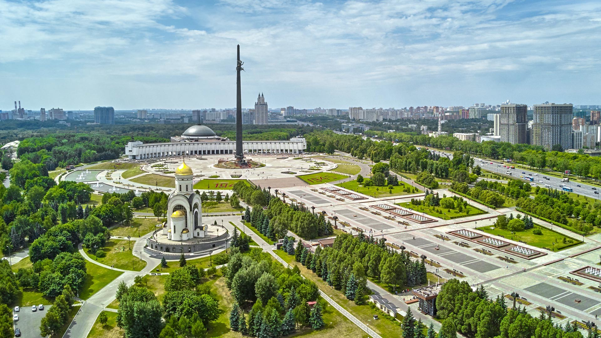https://mdw-travel-data-us-east-1.s3.amazonaws.com/img/country/Russia/Park-30th-Anniversary-of-Victory/img_01.jpg