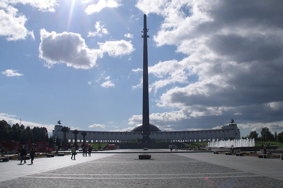 https://mdw-travel-data-us-east-1.s3.amazonaws.com/img/country/Russia/Park-30th-Anniversary-of-Victory/img_03.jpg