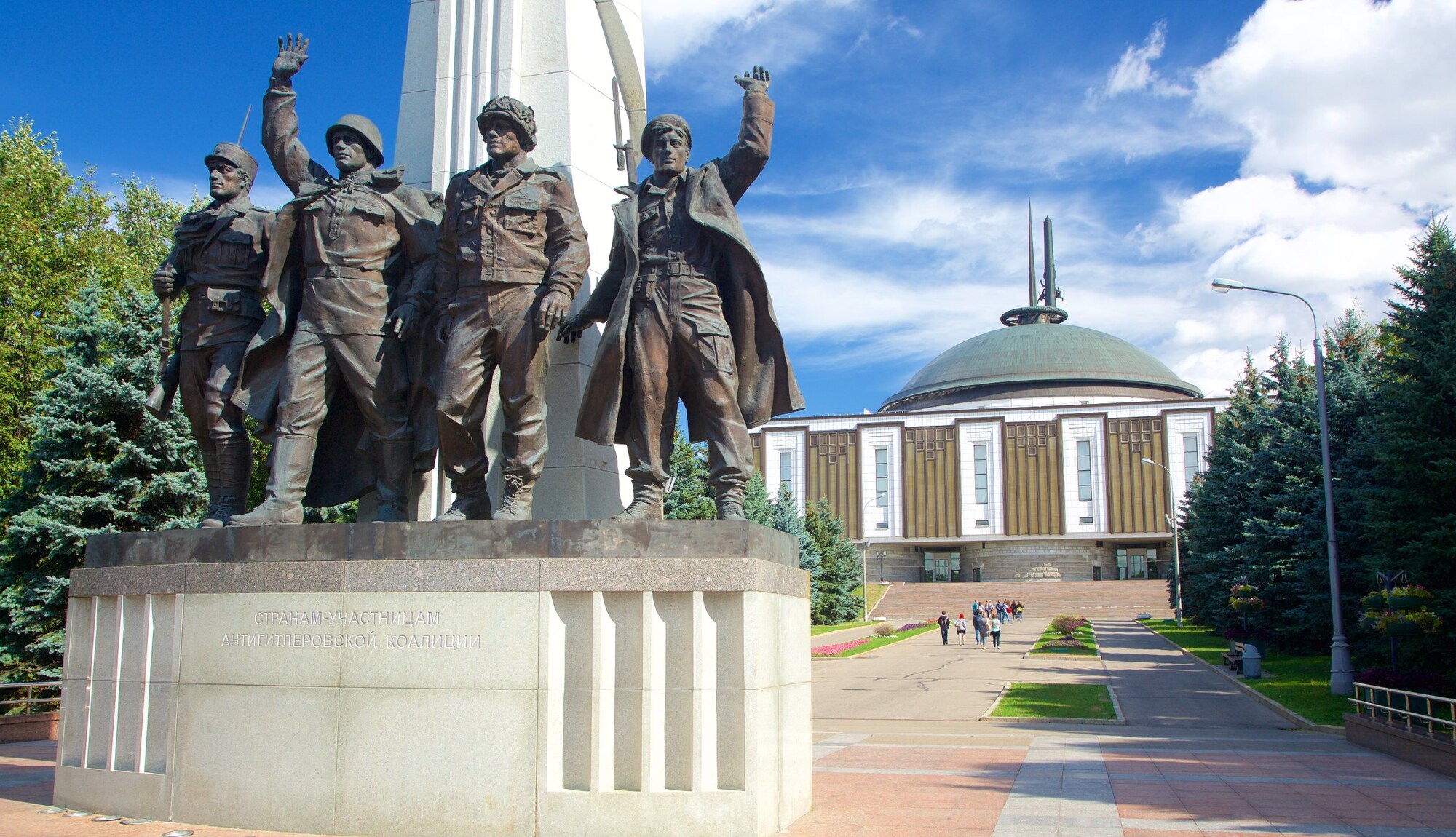 https://mdw-travel-data-us-east-1.s3.amazonaws.com/img/country/Russia/Park-30th-Anniversary-of-Victory/img_04.jpg