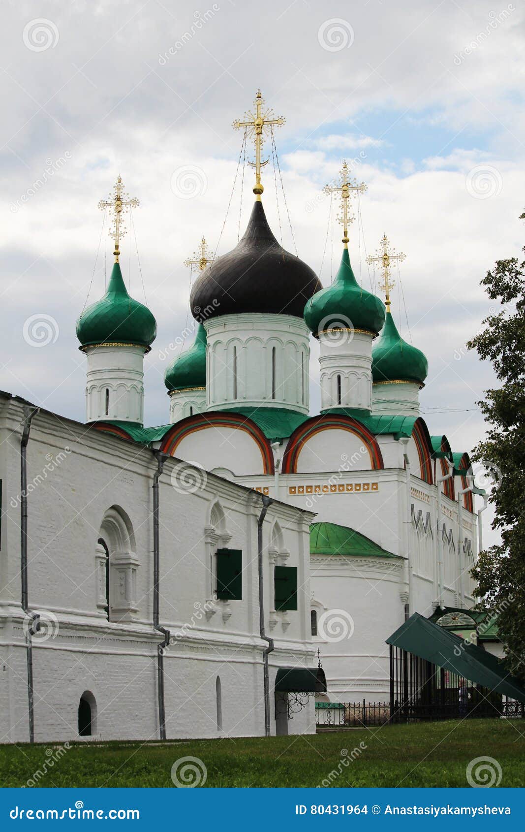 https://mdw-travel-data-us-east-1.s3.amazonaws.com/img/country/Russia/Pechersky-Ascension-Monastery/img_01.jpg