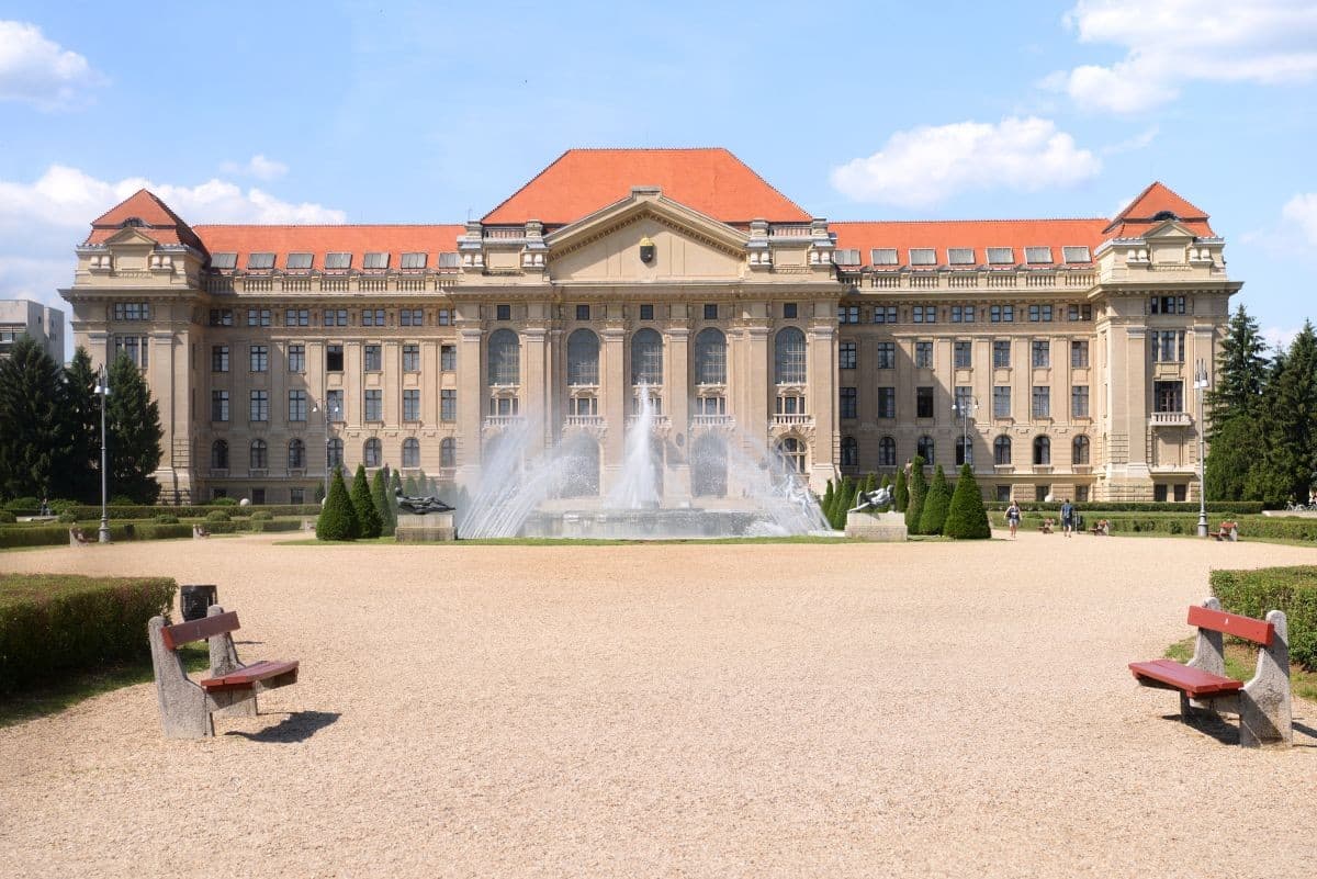 https://mdw-travel-data-us-east-1.s3.amazonaws.com/img/country/Russia/Perm-State-University/img_00.jpg