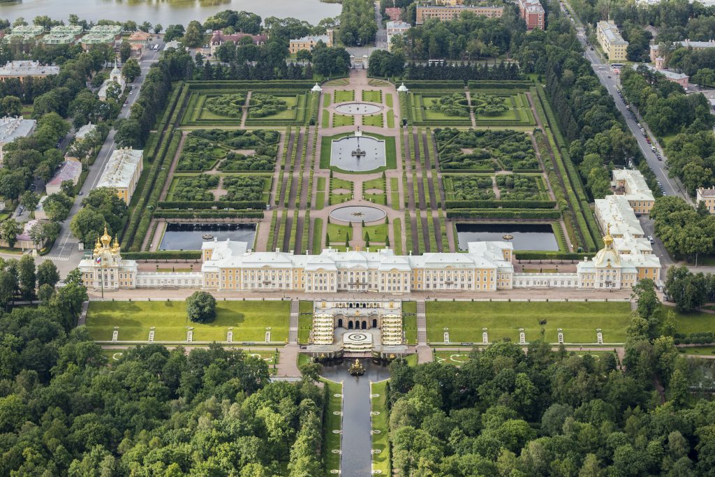 https://mdw-travel-data-us-east-1.s3.amazonaws.com/img/country/Russia/Peterhof-Palace/img_02.jpg