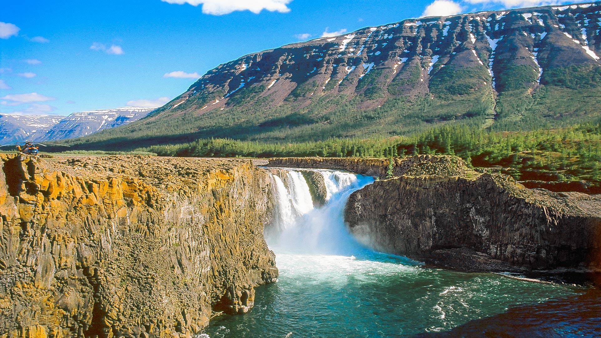 https://mdw-travel-data-us-east-1.s3.amazonaws.com/img/country/Russia/Red-Canyon/img_01.jpg