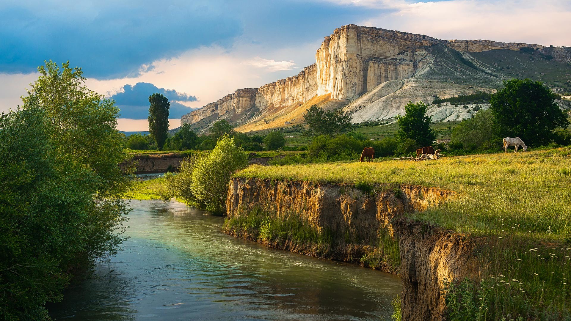 https://mdw-travel-data-us-east-1.s3.amazonaws.com/img/country/Russia/Red-Canyon/img_02.jpg