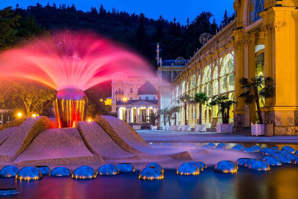 https://mdw-travel-data-us-east-1.s3.amazonaws.com/img/country/Russia/Singing-Fountains/img_00.jpg