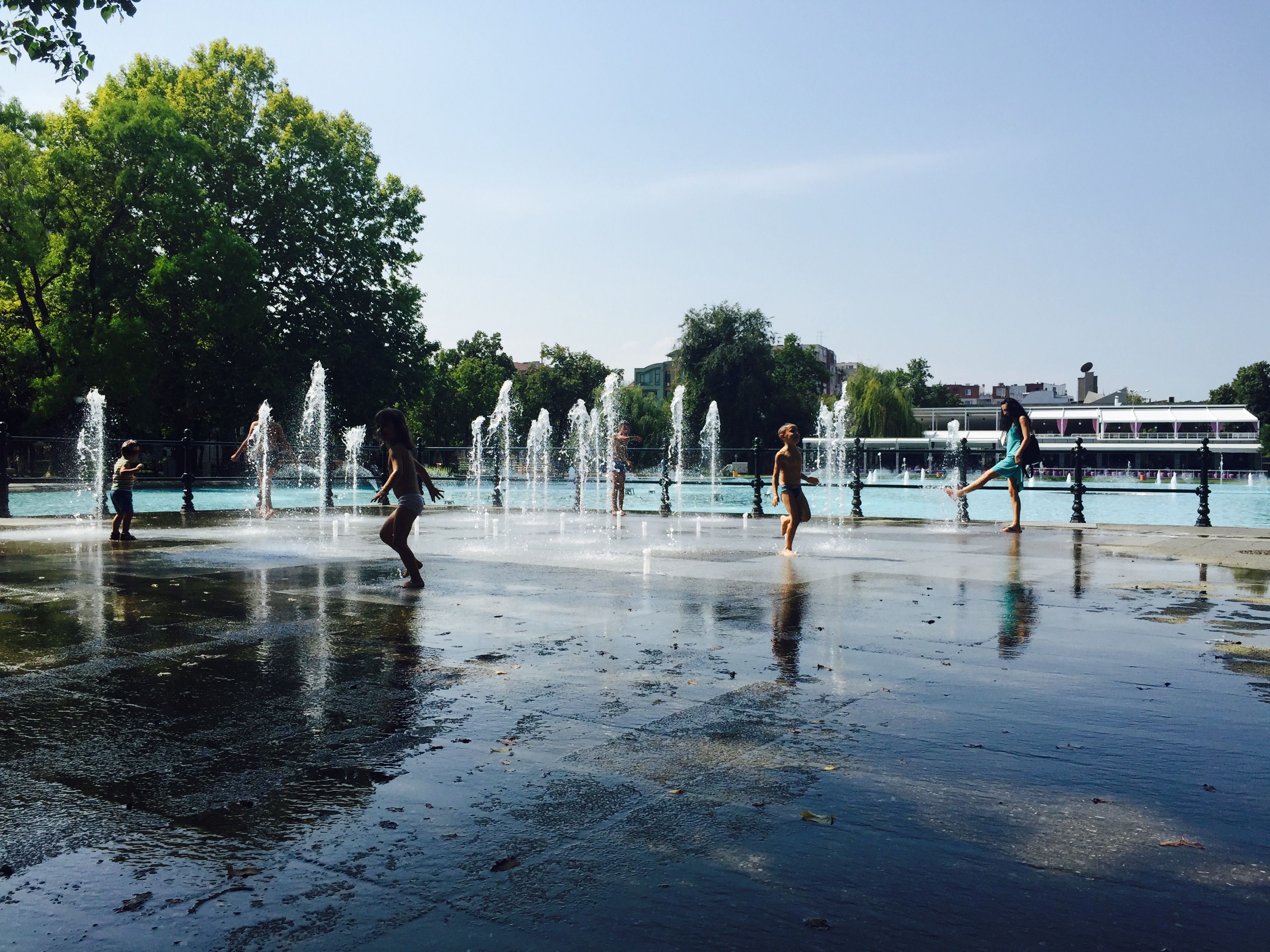 https://mdw-travel-data-us-east-1.s3.amazonaws.com/img/country/Russia/Singing-Fountains/img_02.jpg