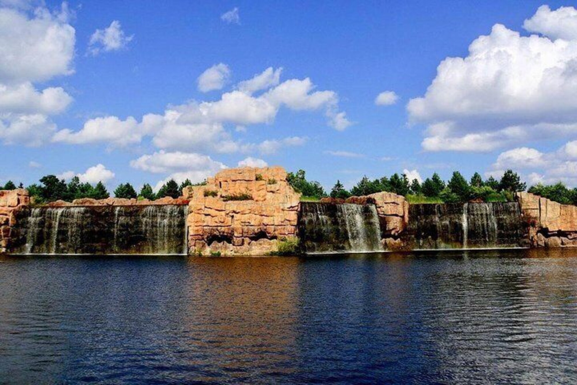 https://mdw-travel-data-us-east-1.s3.amazonaws.com/img/country/Russia/Sun-Island-Park/img_01.jpg