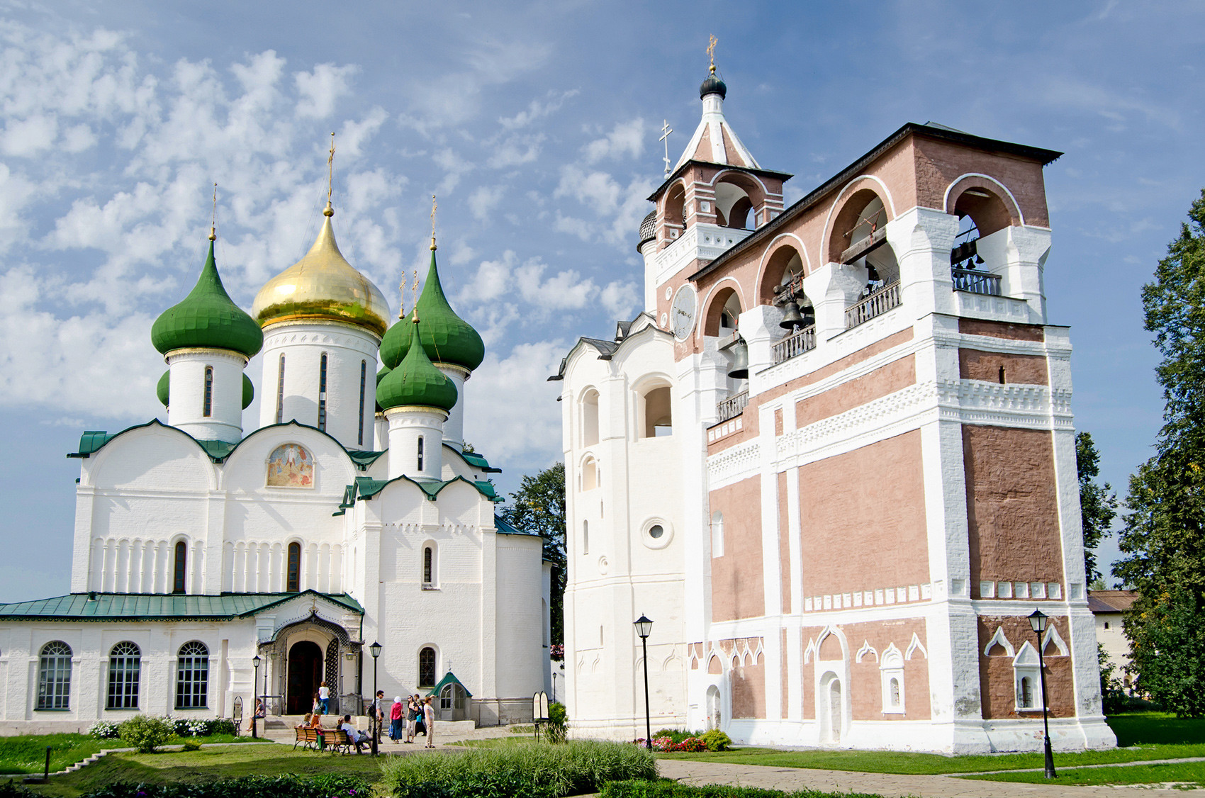 https://mdw-travel-data-us-east-1.s3.amazonaws.com/img/country/Russia/Suzdal-Convent-of-the-Intercession/img_00.jpg