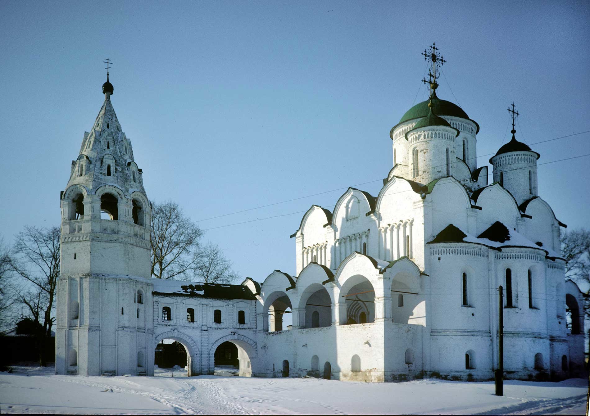 https://mdw-travel-data-us-east-1.s3.amazonaws.com/img/country/Russia/Suzdal-Convent-of-the-Intercession/img_02.jpg