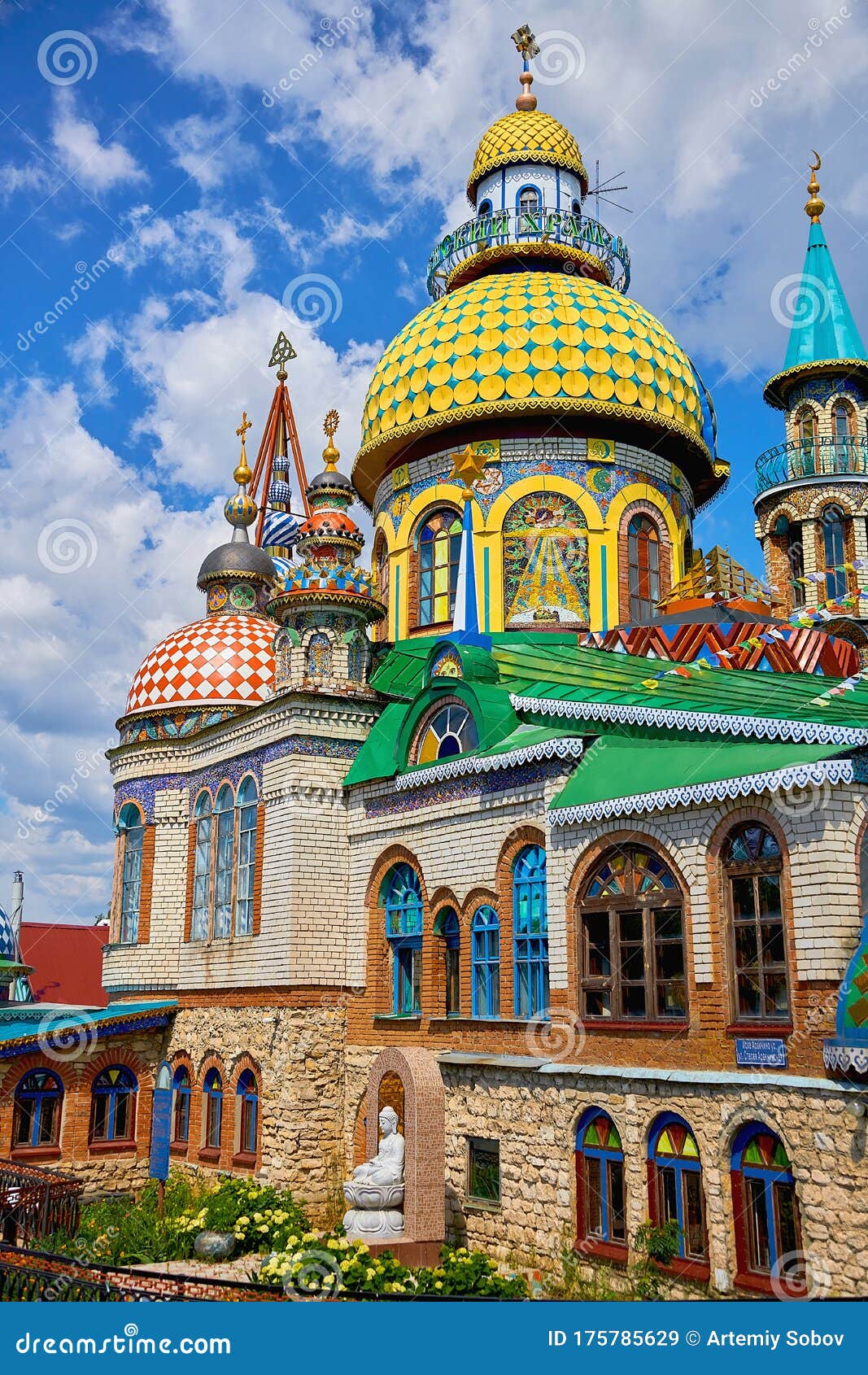 https://mdw-travel-data-us-east-1.s3.amazonaws.com/img/country/Russia/Temple-of-All-Religions/img_02.jpg