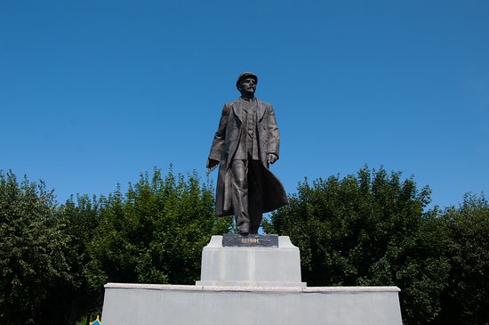 https://mdw-travel-data-us-east-1.s3.amazonaws.com/img/country/Russia/VI-Lenin-Monument/img_03.jpg