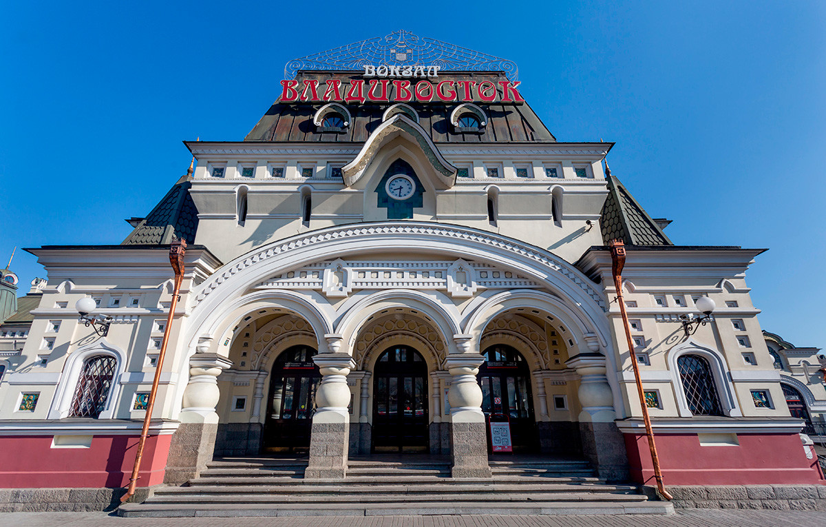 https://mdw-travel-data-us-east-1.s3.amazonaws.com/img/country/Russia/Vladivostok-Railway-Station/img_03.jpg
