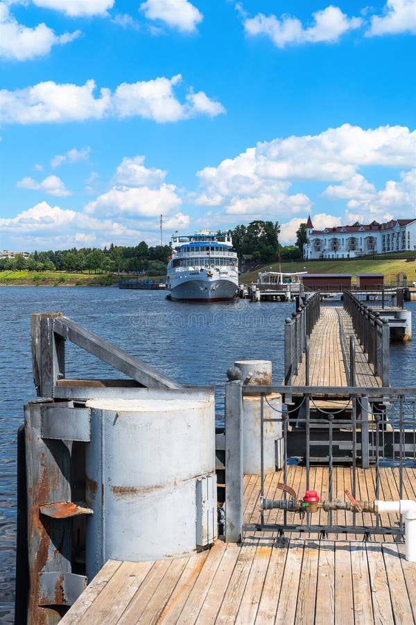 https://mdw-travel-data-us-east-1.s3.amazonaws.com/img/country/Russia/Volgov-Volga-Boat-Station/img_02.jpg