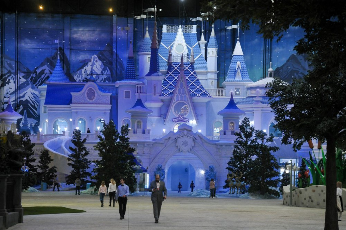 https://mdw-travel-data-us-east-1.s3.amazonaws.com/img/country/Russia/Western-Disneyland-Park/img_05.jpg