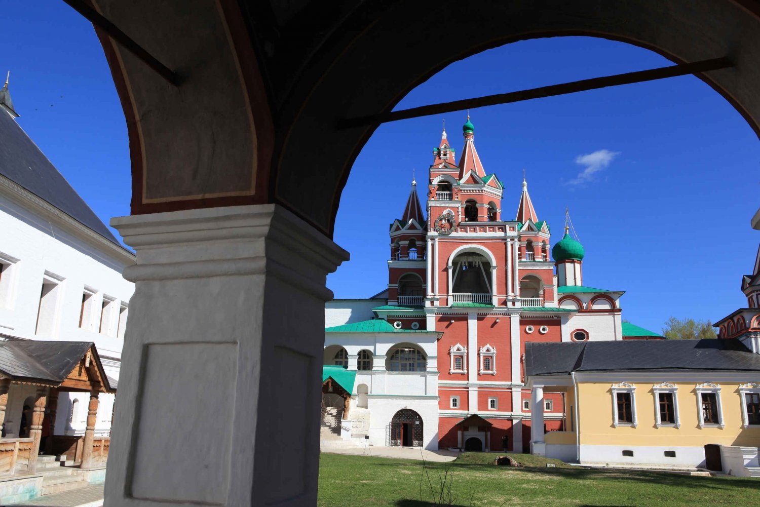 https://mdw-travel-data-us-east-1.s3.amazonaws.com/img/country/Russia/Zvenigorod/img_03.jpg