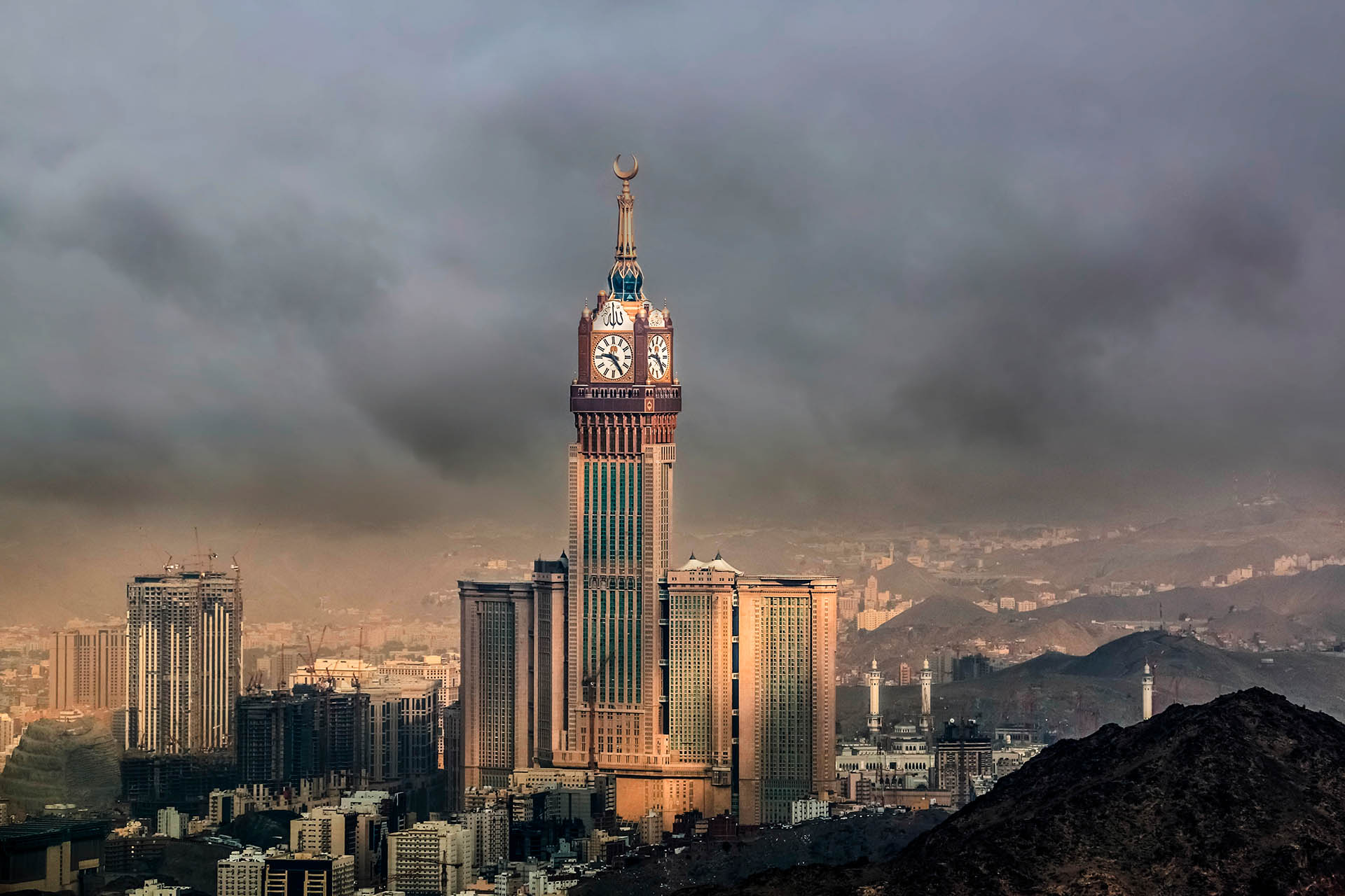 https://mdw-travel-data-us-east-1.s3.amazonaws.com/img/country/Saudi-Arabia/Abraj-Al-Bait-Clock-Tower/img_00.jpg