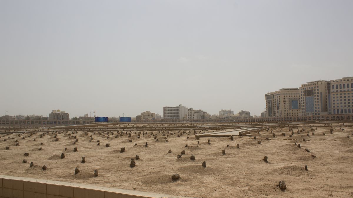 https://mdw-travel-data-us-east-1.s3.amazonaws.com/img/country/Saudi-Arabia/Al-Baqi-Cemetery/img_02.jpg