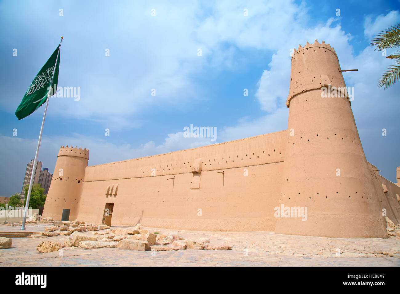https://mdw-travel-data-us-east-1.s3.amazonaws.com/img/country/Saudi-Arabia/Al-Masmak-Palace-Park/img_01.jpg