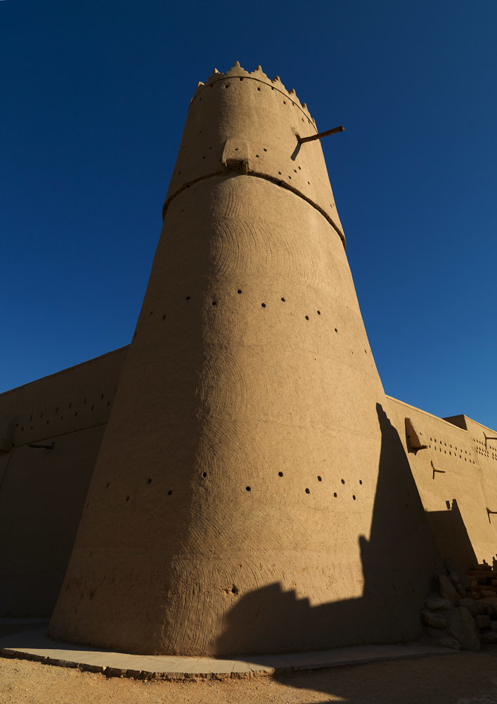 https://mdw-travel-data-us-east-1.s3.amazonaws.com/img/country/Saudi-Arabia/Al-Musmak-Castle/img_00.jpg