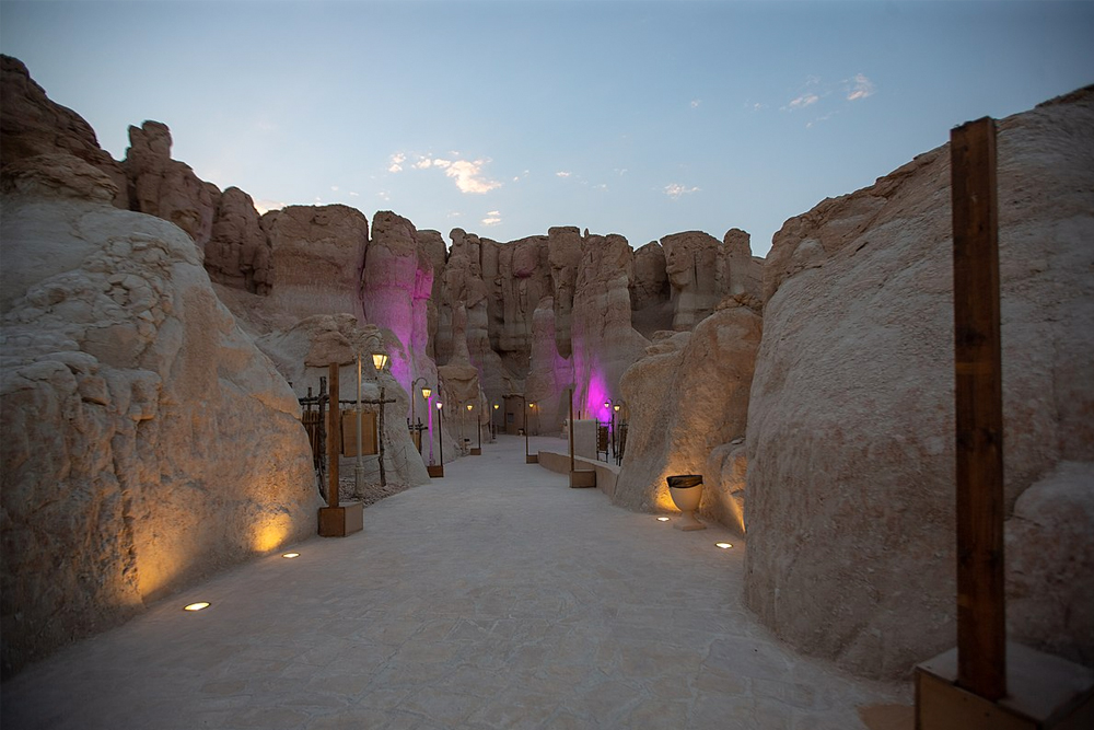 https://mdw-travel-data-us-east-1.s3.amazonaws.com/img/country/Saudi-Arabia/Al-Qarah-Mountain/img_01.jpg