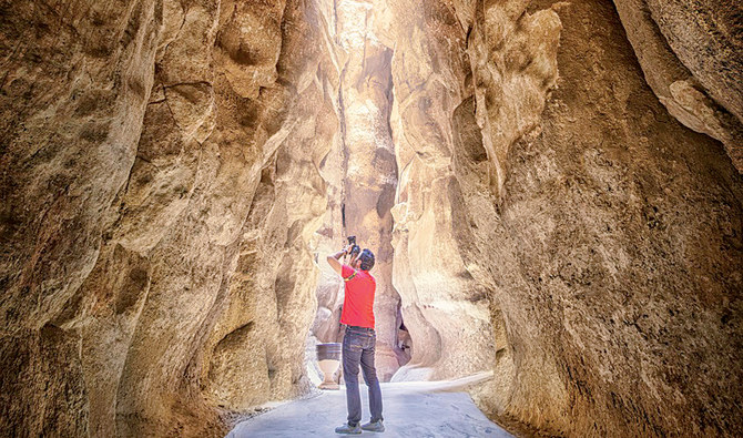 https://mdw-travel-data-us-east-1.s3.amazonaws.com/img/country/Saudi-Arabia/Al-Qarah-Mountain/img_03.jpg
