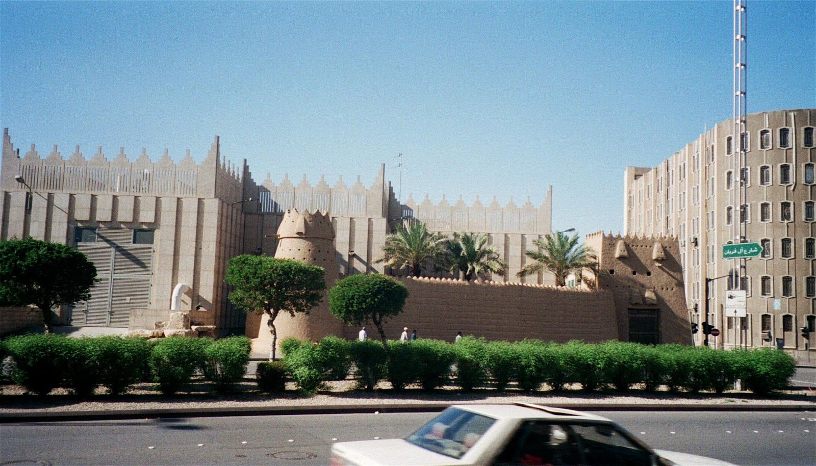 https://mdw-travel-data-us-east-1.s3.amazonaws.com/img/country/Saudi-Arabia/As-Sarouel-Lake/img_02.jpg
