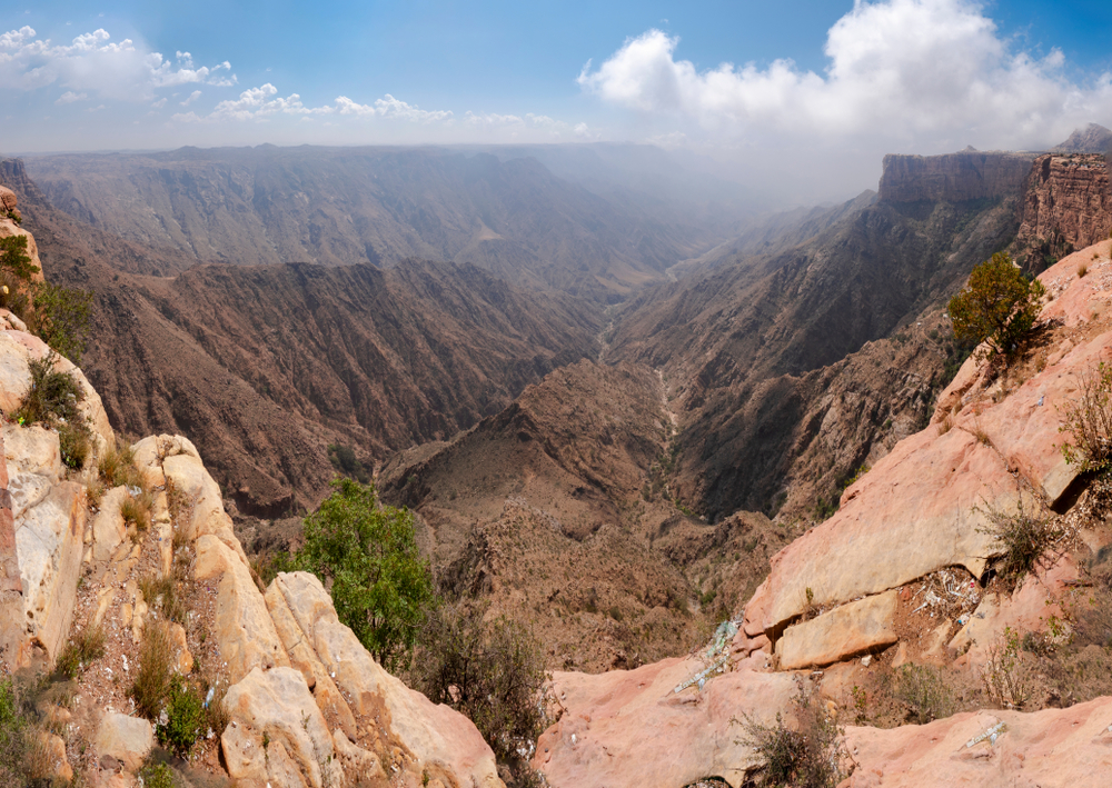 https://mdw-travel-data-us-east-1.s3.amazonaws.com/img/country/Saudi-Arabia/Asir-National-Park/img_02.jpg