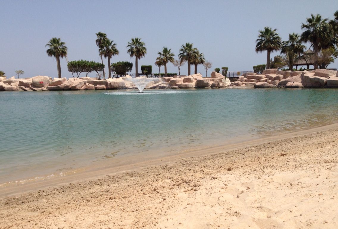 https://mdw-travel-data-us-east-1.s3.amazonaws.com/img/country/Saudi-Arabia/Corncihe-Half-Moon-Bay/img_02.jpg