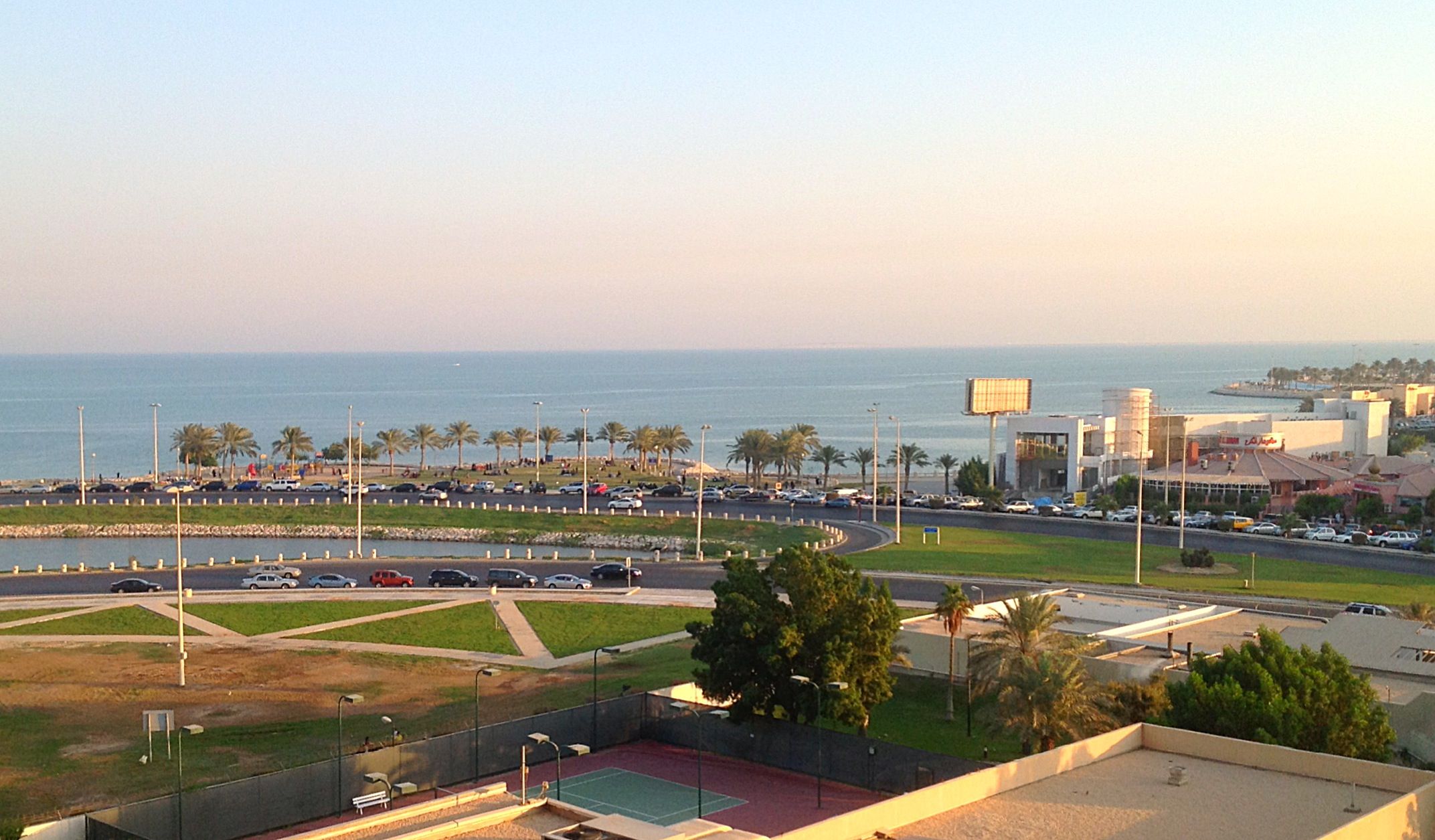 https://mdw-travel-data-us-east-1.s3.amazonaws.com/img/country/Saudi-Arabia/Corniche-Park/img_01.jpg