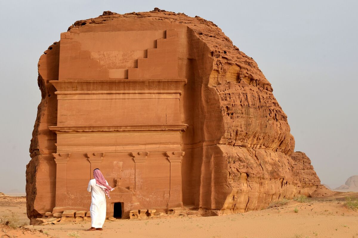 https://mdw-travel-data-us-east-1.s3.amazonaws.com/img/country/Saudi-Arabia/Cultural-Village/img_03.jpg
