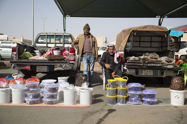 https://mdw-travel-data-us-east-1.s3.amazonaws.com/img/country/Saudi-Arabia/Friday-Market/img_00.jpg