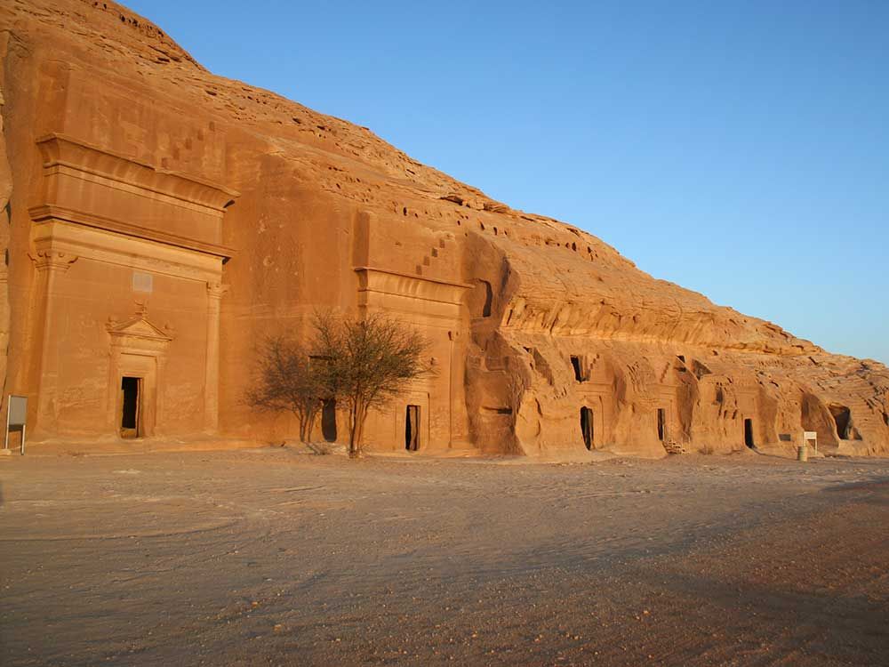https://mdw-travel-data-us-east-1.s3.amazonaws.com/img/country/Saudi-Arabia/Jabal-AlHajjar-Archaeological-Site/img_01.jpg