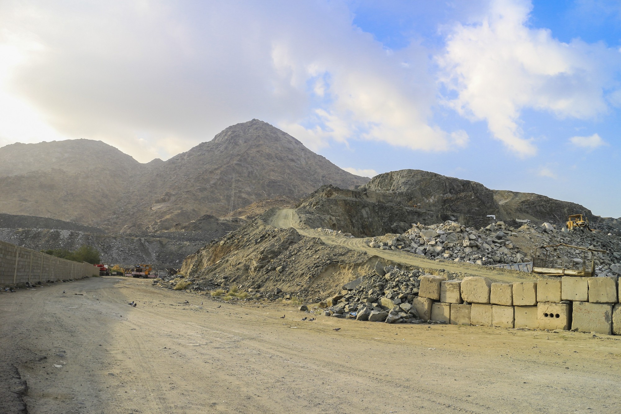 https://mdw-travel-data-us-east-1.s3.amazonaws.com/img/country/Saudi-Arabia/Jabal-Thawr/img_00.jpg