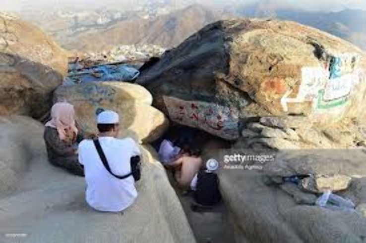 https://mdw-travel-data-us-east-1.s3.amazonaws.com/img/country/Saudi-Arabia/Jabal-Thawr/img_03.jpg