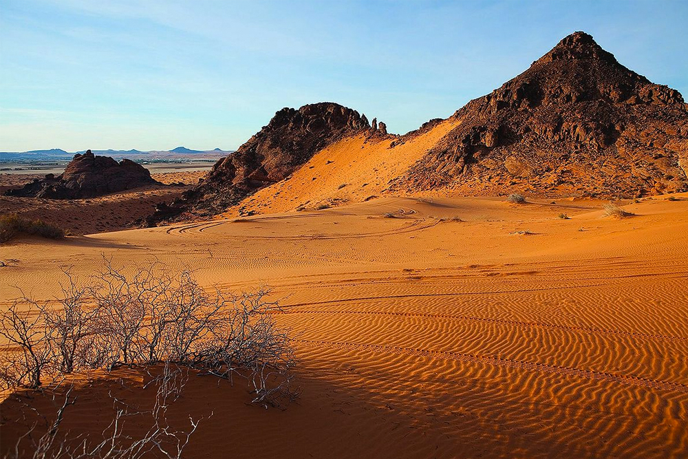 https://mdw-travel-data-us-east-1.s3.amazonaws.com/img/country/Saudi-Arabia/Jubbah-Hail-Rock-Art/img_03.jpg
