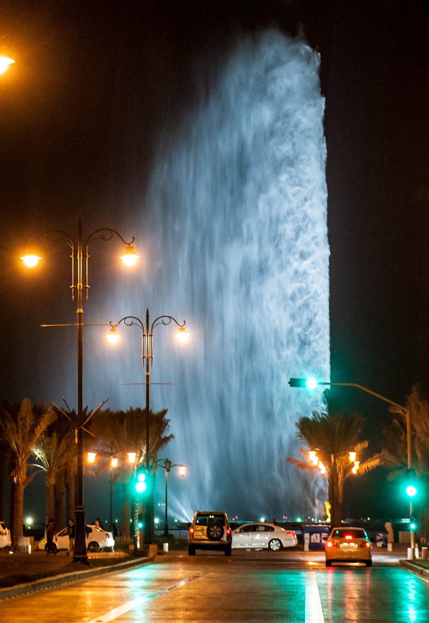 https://mdw-travel-data-us-east-1.s3.amazonaws.com/img/country/Saudi-Arabia/King-Fahd-Fountain-Lake-Park/img_01.jpg