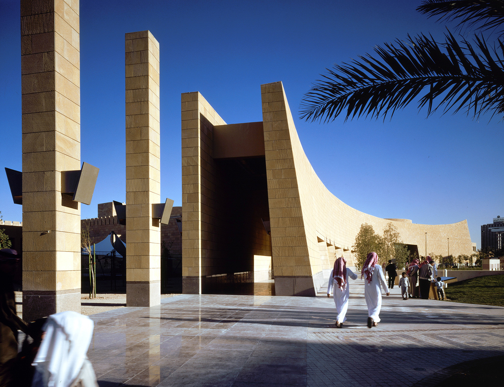 https://mdw-travel-data-us-east-1.s3.amazonaws.com/img/country/Saudi-Arabia/Mall-of-Arabia-Museum/img_02.jpg