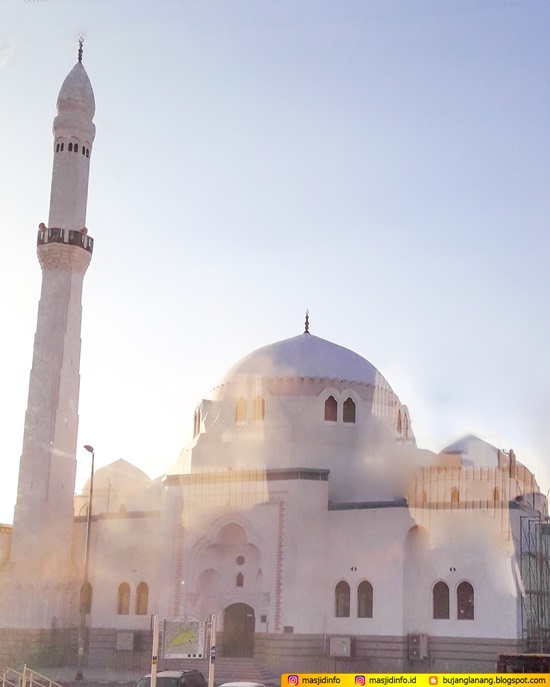 https://mdw-travel-data-us-east-1.s3.amazonaws.com/img/country/Saudi-Arabia/Masjid-Jumah/img_01.jpg