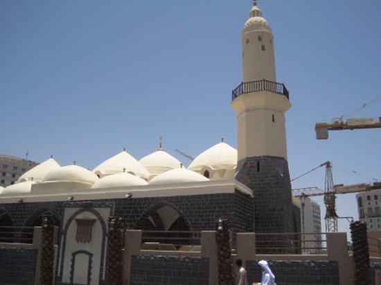 https://mdw-travel-data-us-east-1.s3.amazonaws.com/img/country/Saudi-Arabia/Masjid-al-Ghamamah/img_01.jpg