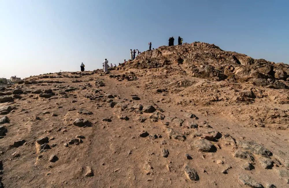 https://mdw-travel-data-us-east-1.s3.amazonaws.com/img/country/Saudi-Arabia/Mount-Uhud/img_01.jpg