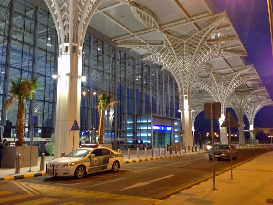 https://mdw-travel-data-us-east-1.s3.amazonaws.com/img/country/Saudi-Arabia/Muhammad-Bin-Abdulaziz-International-Airport/img_00.jpg