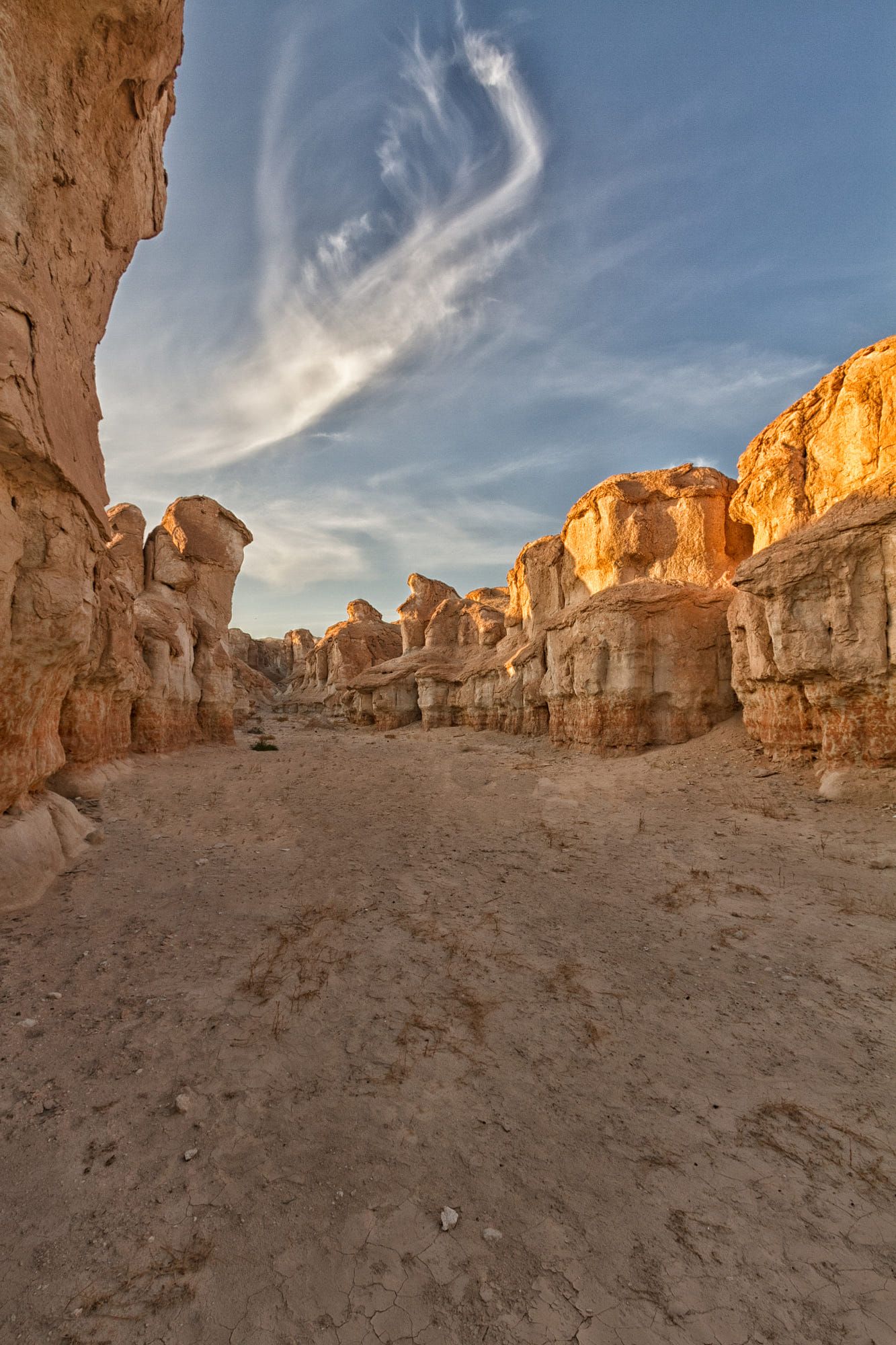 https://mdw-travel-data-us-east-1.s3.amazonaws.com/img/country/Saudi-Arabia/Qara-Mountain/img_00.jpg