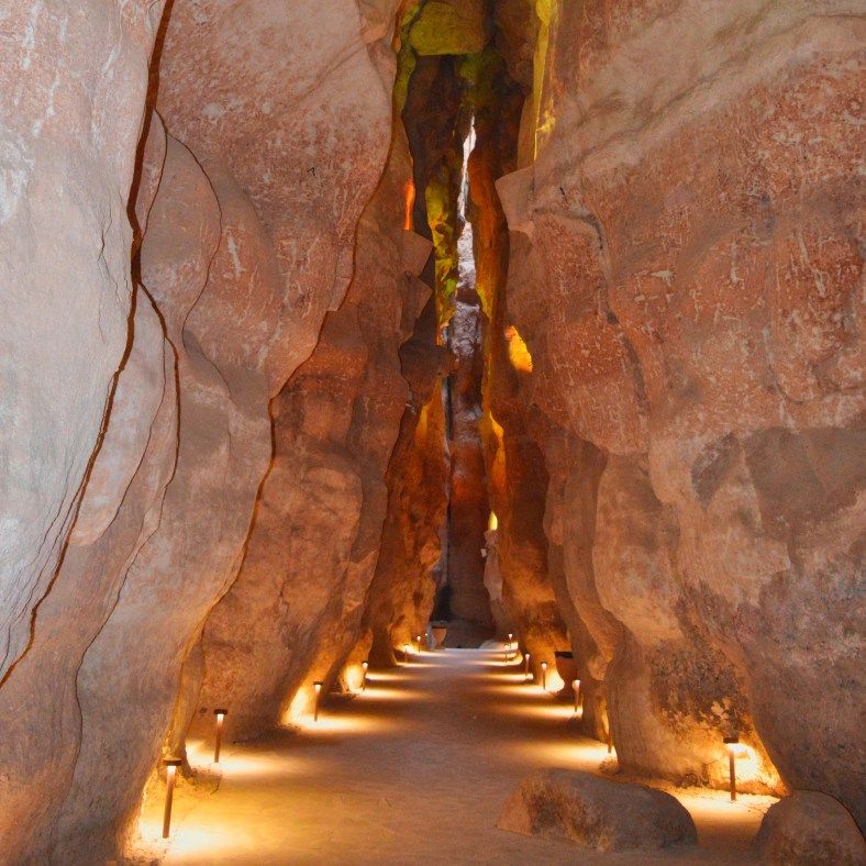https://mdw-travel-data-us-east-1.s3.amazonaws.com/img/country/Saudi-Arabia/Qarah-Caves/img_01.jpg