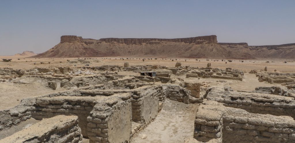 https://mdw-travel-data-us-east-1.s3.amazonaws.com/img/country/Saudi-Arabia/Qaryat-Al-Faw/img_01.jpg