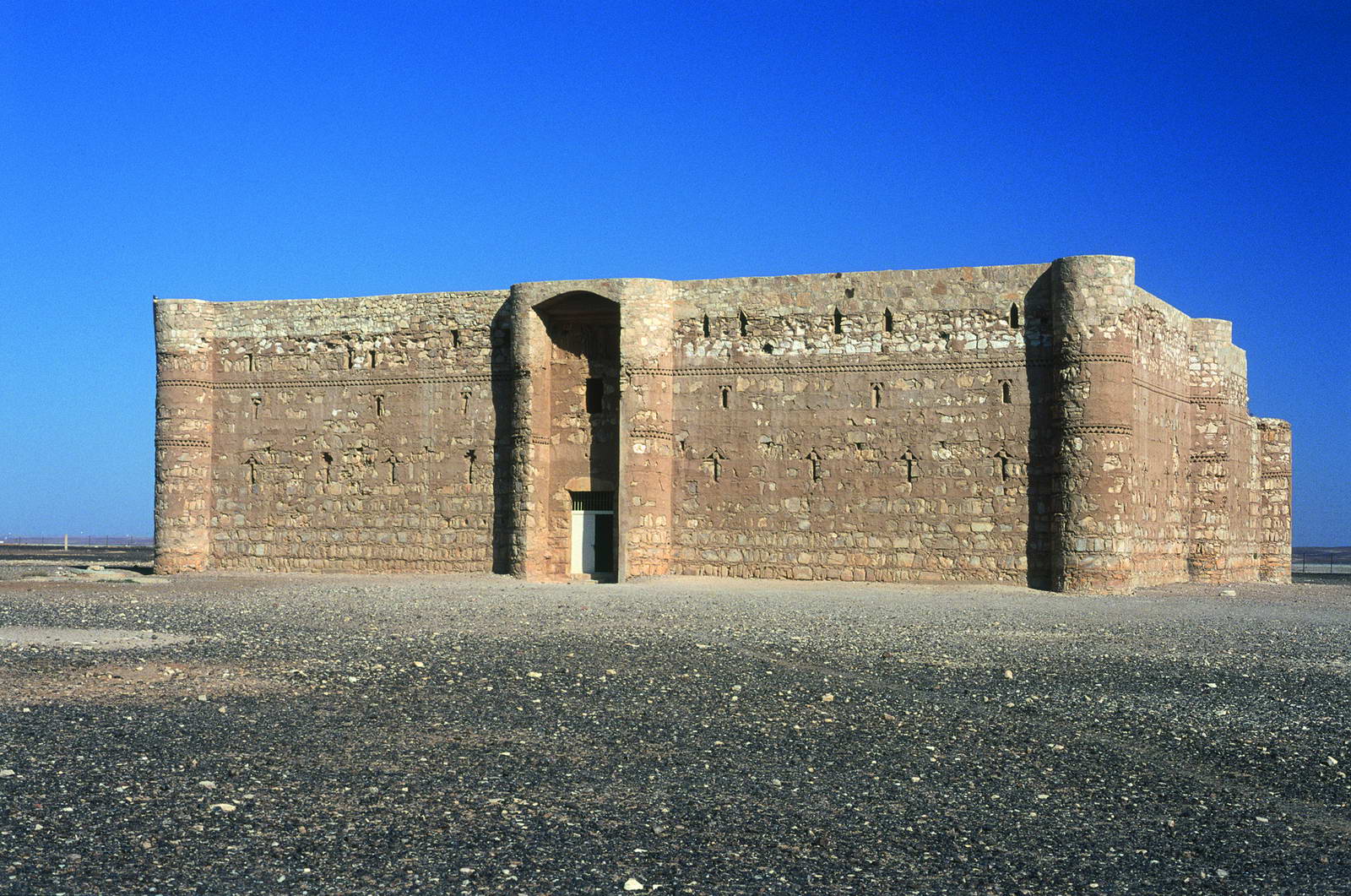 https://mdw-travel-data-us-east-1.s3.amazonaws.com/img/country/Saudi-Arabia/Qasr-Kharana/img_01.jpg