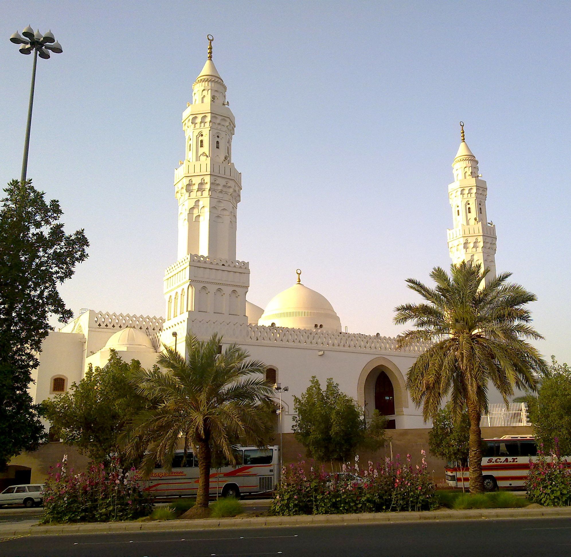 https://mdw-travel-data-us-east-1.s3.amazonaws.com/img/country/Saudi-Arabia/Qiblatain-Mosque/img_02.jpg