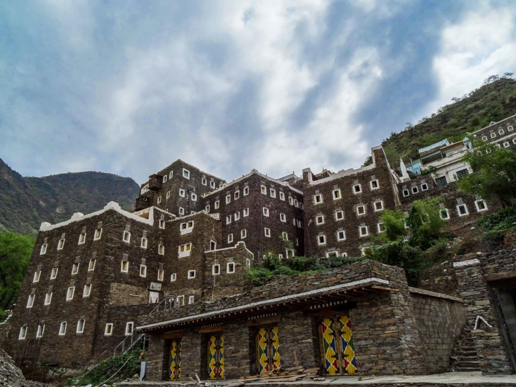 https://mdw-travel-data-us-east-1.s3.amazonaws.com/img/country/Saudi-Arabia/Rijal-Alma/img_00.jpg