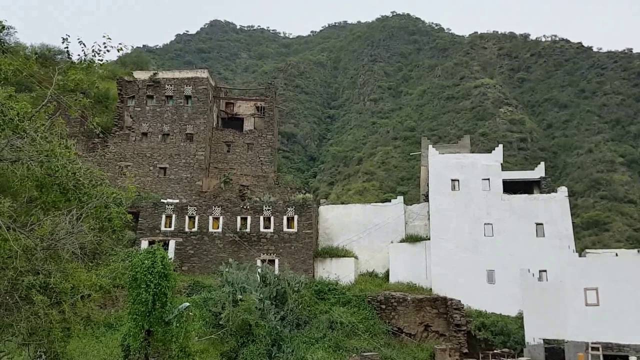https://mdw-travel-data-us-east-1.s3.amazonaws.com/img/country/Saudi-Arabia/Rijal-Alma/img_03.jpg
